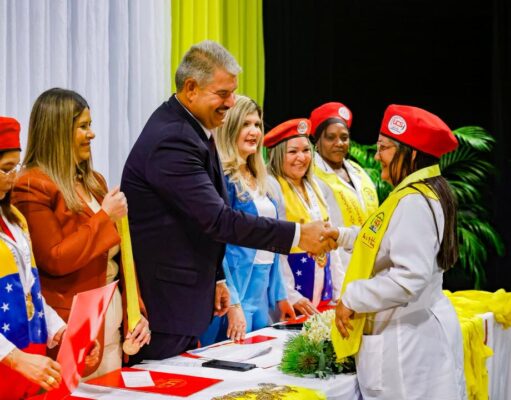Gobernador Luis Caldera gradúa a 156 Médicos Integrales Comunitarios en el Zulia