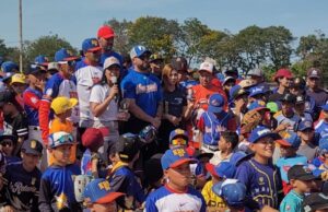 180 niños disfrutaron con Silvino Bracho una práctica de béisbol