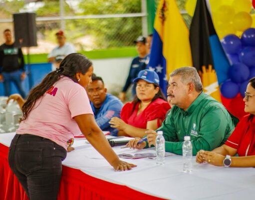 Gobernador Luis Caldera entrega financiamiento a proyectos y cilindros a comunas en Rosario de Perijá