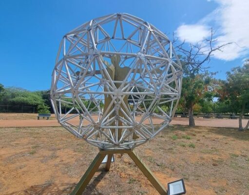 Alcaldía de Maracaibo reubica escultura «El hombre de Vitruvio” en la Vereda del Lago 