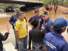 Di Martino aguanta el aguacero y responde a los afectados junto a su equipo