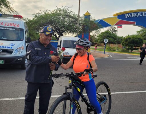 Pedales, rosas y familia marcaron la celebración del Día de las Madres en la Ciclovía