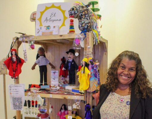 Emprendedores de Maracaibo elaboran juguetes de madera y miel de alta calidad Dariela Méndez, artesana jugueteria desde hace 20 años