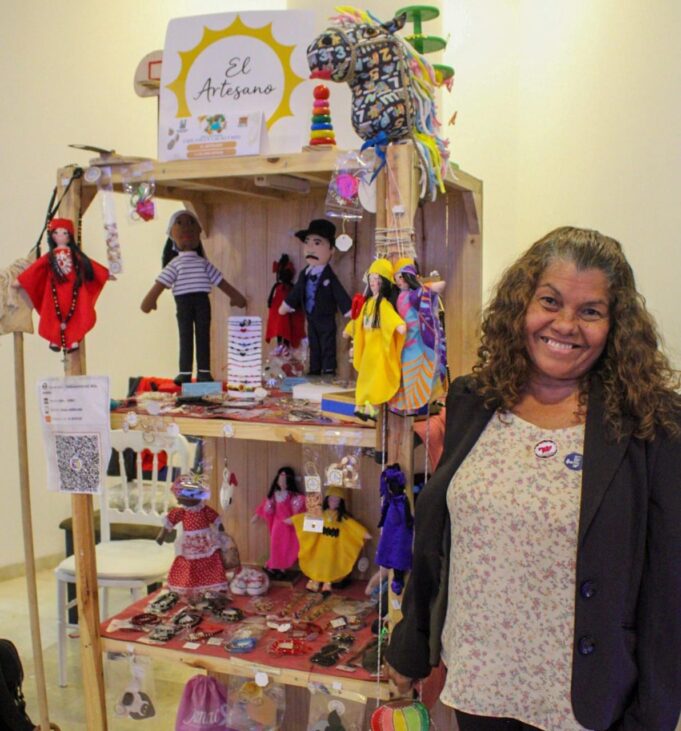 Dariela Méndez, artesana jugueteria desde hace 20 años