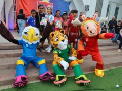 Fanáticos del fútbol participan en jornada de promoción del Mundial organizada por FOMUTUR