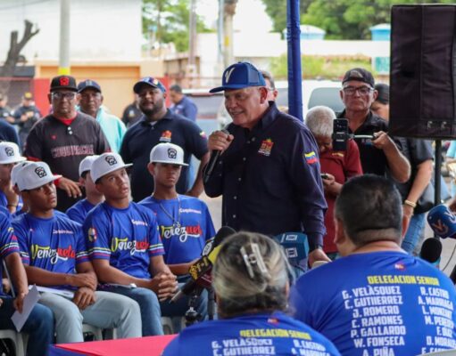 Di Martino entrega boletos a la Pequeña Liga Coquivacoa para el Campeonato Latinoamericano Senior