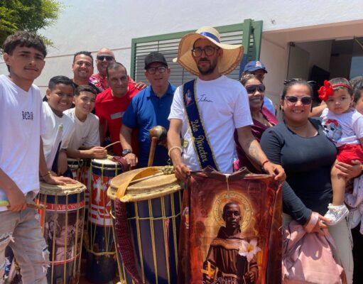 Alcaldía de Maracaibo entrega uniformes a los Vasallos de Santa Lucía en honor a San Benito