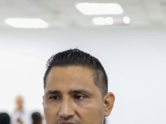 Alcaldía de Maracaibo beneficia a 130 trabajadores con entrega de lentes del programa Santa Lucía Héctor Márquez, director de Talento Humano de la Alcaldía de Maracaibo.