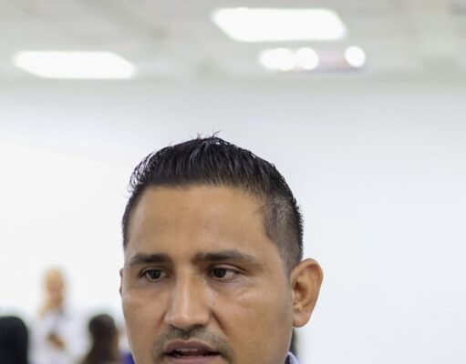 Alcaldía de Maracaibo beneficia a 130 trabajadores con entrega de lentes del programa Santa Lucía Héctor Márquez, director de Talento Humano de la Alcaldía de Maracaibo.