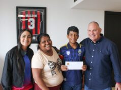 Di Martino entrega boleto aéreo a joven futbolista para competir en España