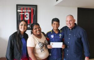Di Martino entrega boleto aéreo a joven futbolista para competir en España