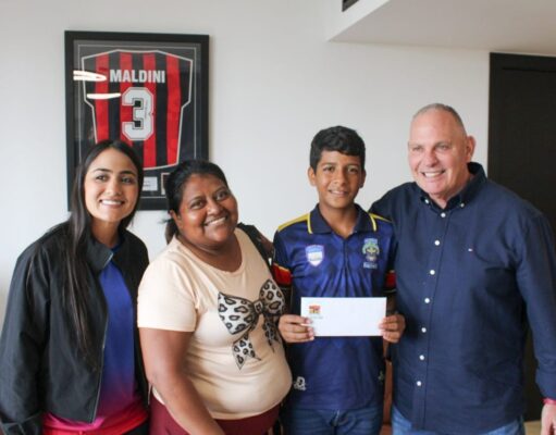 Di Martino entrega boleto aéreo a joven futbolista para competir en España