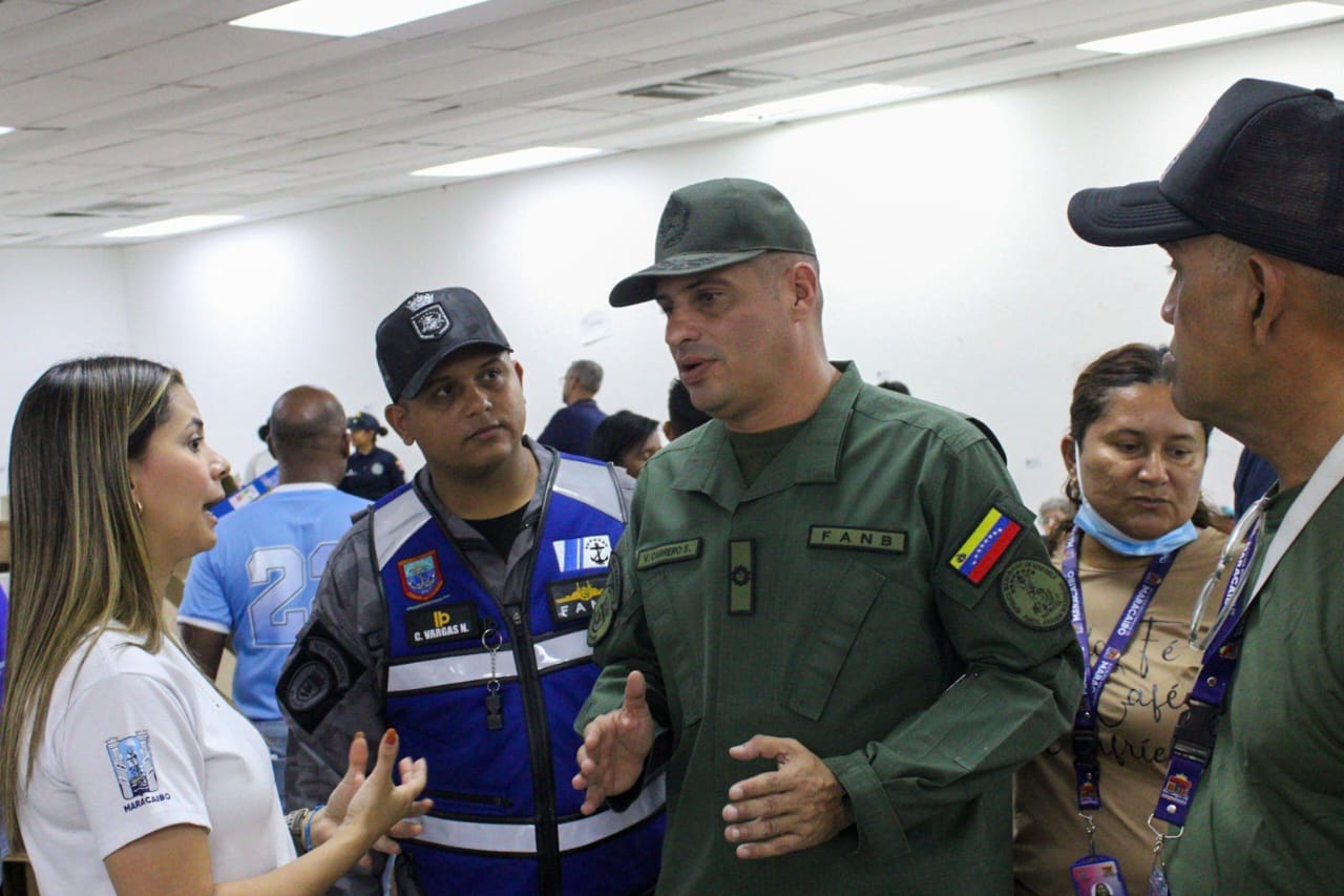 DOBLETE SÍSMICO: C/A Víctor Carrero, Cmdte. de Guardacostas «Alcaldía de Maracaibo y FANB apoyan sin descanso a afectados por terremotos»