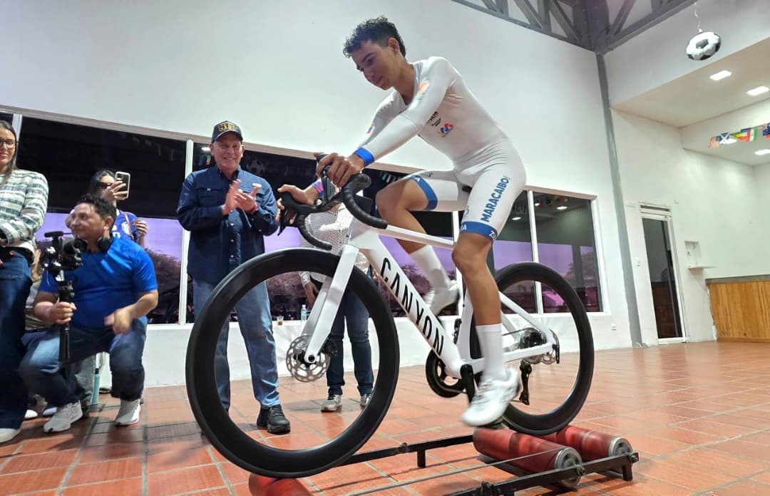 Di Martino entregó bicicleta de alta gama al Embajador Deportivo Luis Miguel Hernández