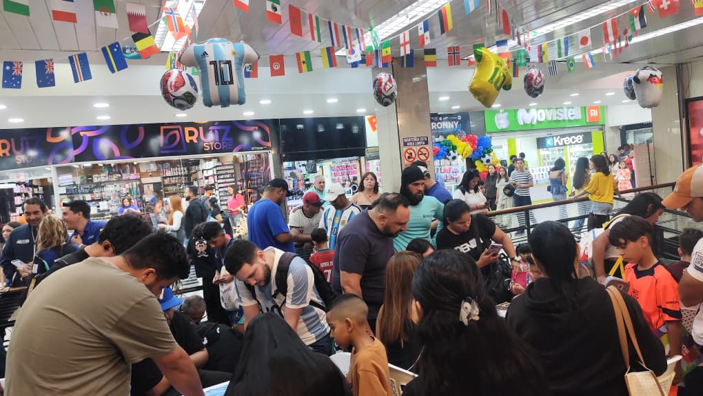 Fomutur sigue la fiebre mundialista con el intercambio de barajitas