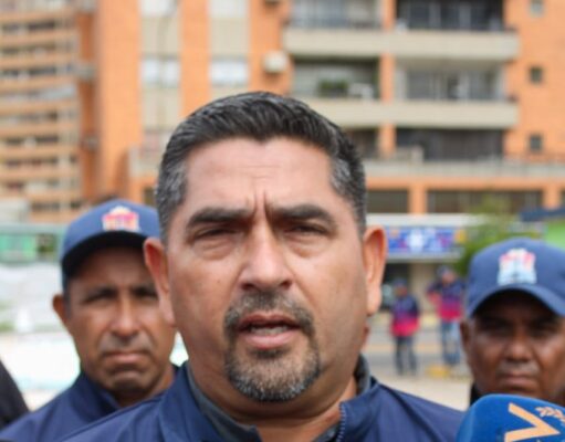 IMTCUMA fortalece seguridad vial en paso peatonal entre los centros comerciales Cima y Gran Bazar en Maracaibo Freddy Morón, presidente adjunto del Imtcuma