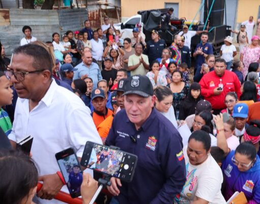 Di Martino atiende solicitudes comunitarias durante recorrido por el barrio 23 de Marzo