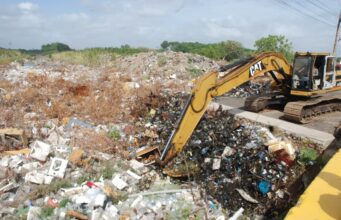 Alcaldía de Maracaibo despeja dos puentes obstruidos por desechos en Idelfonso Vásquez