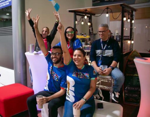 Fanáticos marabinos disfrutaron del pitazo inicial del Mundial en pantalla gigante en el Tranvía
