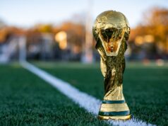 Eliminatorias Concacaf 2026: Quiénes Clasificaron, el Repechaje y lo que Significa para la Diáspora Venezolana en EE.UU. El trofeo de la Copa del Mundo FIFA sobre el césped de un campo de fútbol, símbolo del sueño mundialista de las selecciones de Concacaf. Photo by Riho Kroll on Unsplash.