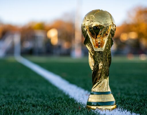Eliminatorias Concacaf 2026: Quiénes Clasificaron, el Repechaje y lo que Significa para la Diáspora Venezolana en EE.UU. El trofeo de la Copa del Mundo FIFA sobre el césped de un campo de fútbol, símbolo del sueño mundialista de las selecciones de Concacaf. Photo by Riho Kroll on Unsplash.