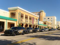 Sucesos Zulia 2026: Hechos Policiales y Judiciales del Estado al Día Police cars lined up on a sunny street outside buildings - Photo by Unsplash