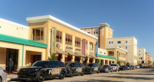 Sucesos Zulia 2026: Hechos Policiales y Judiciales del Estado al Día Police cars lined up on a sunny street outside buildings - Photo by Unsplash