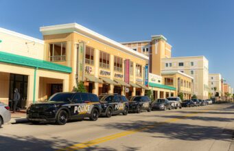 Sucesos Zulia 2026: Hechos Policiales y Judiciales del Estado al Día Police cars lined up on a sunny street outside buildings - Photo by Unsplash