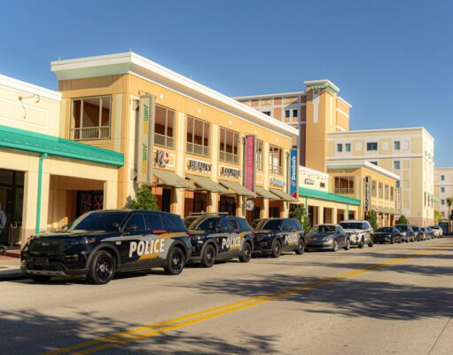 Sucesos Zulia 2026: Hechos Policiales y Judiciales del Estado al Día Police cars lined up on a sunny street outside buildings - Photo by Unsplash