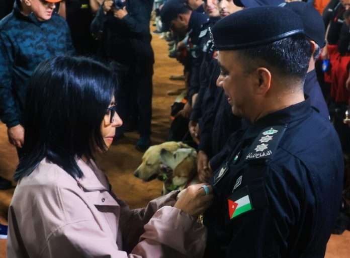 DOBLETE SÍSMICO: Presidenta Delcy condecoró a héroes rescatistas internacionales