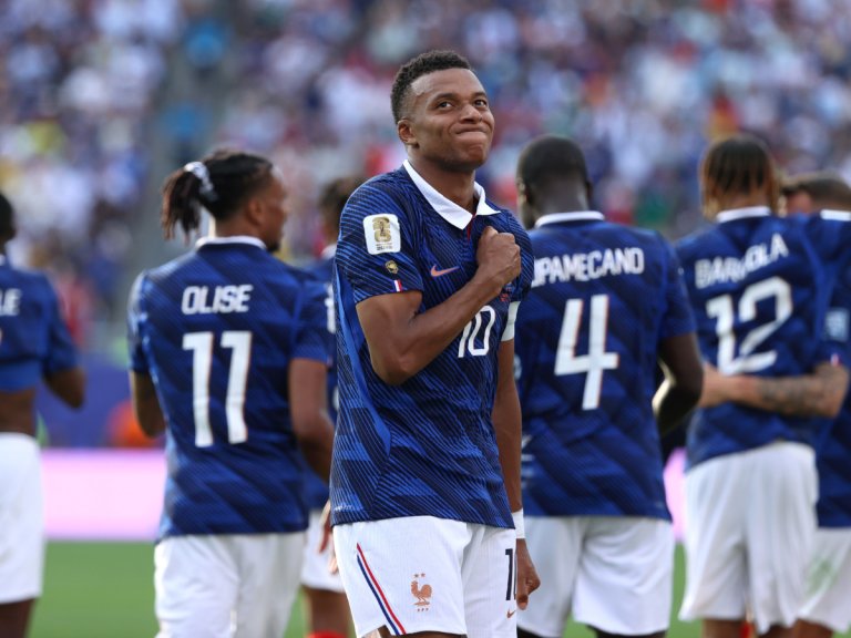 FIEBRE MUNDIAL: Francia, con doblete de Mbappé, ya está en octavos