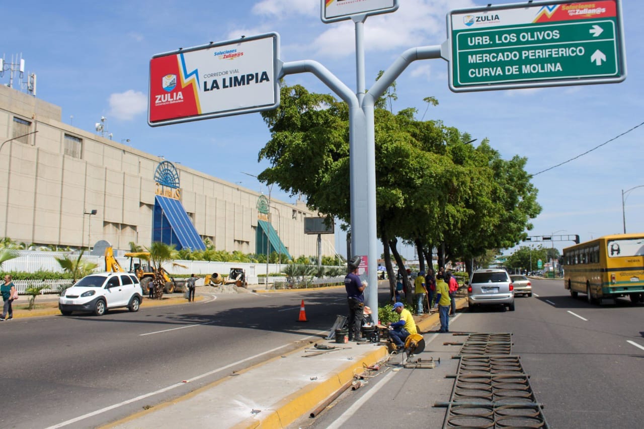 Avanzan trabajos de la Alcaldía de Maracaibo para adecuar paso peatonal en Galerías Mall