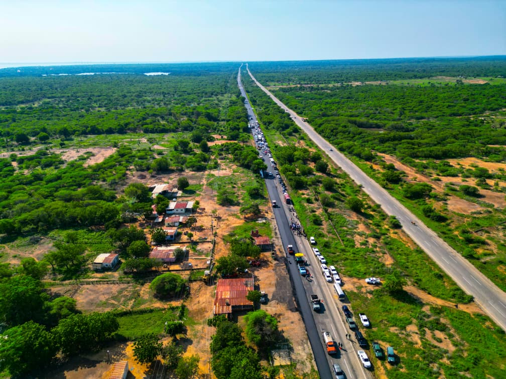 Gobernador Caldera y vicepresidente de Obras Públicas y Servicios activan asfaltado en la Lara-Zulia