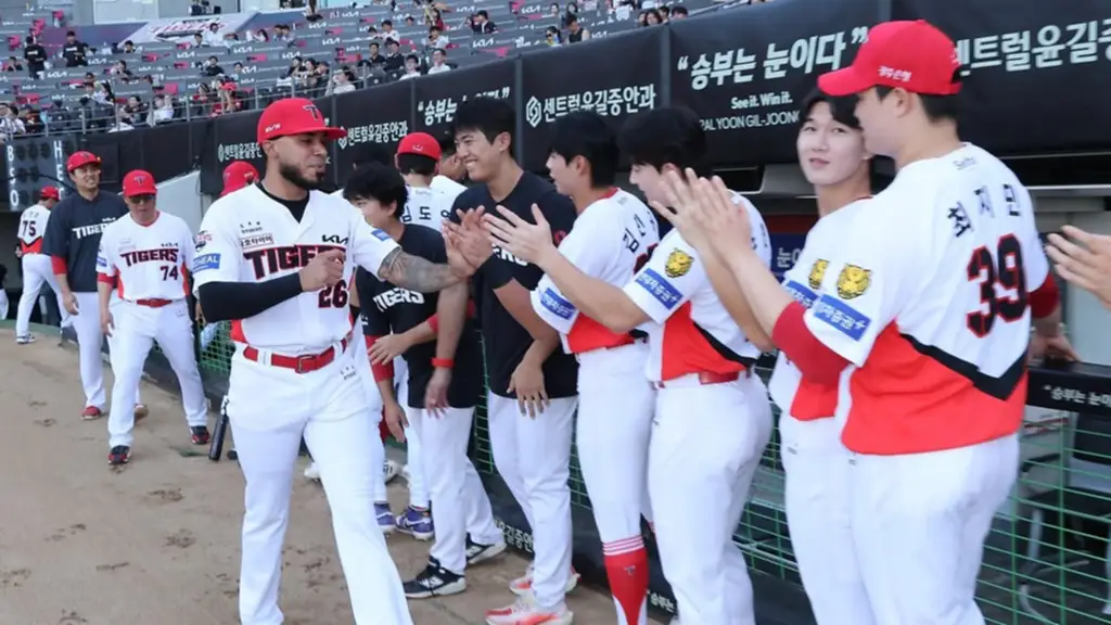 Harold Castro, Jugador del Mes en Korea