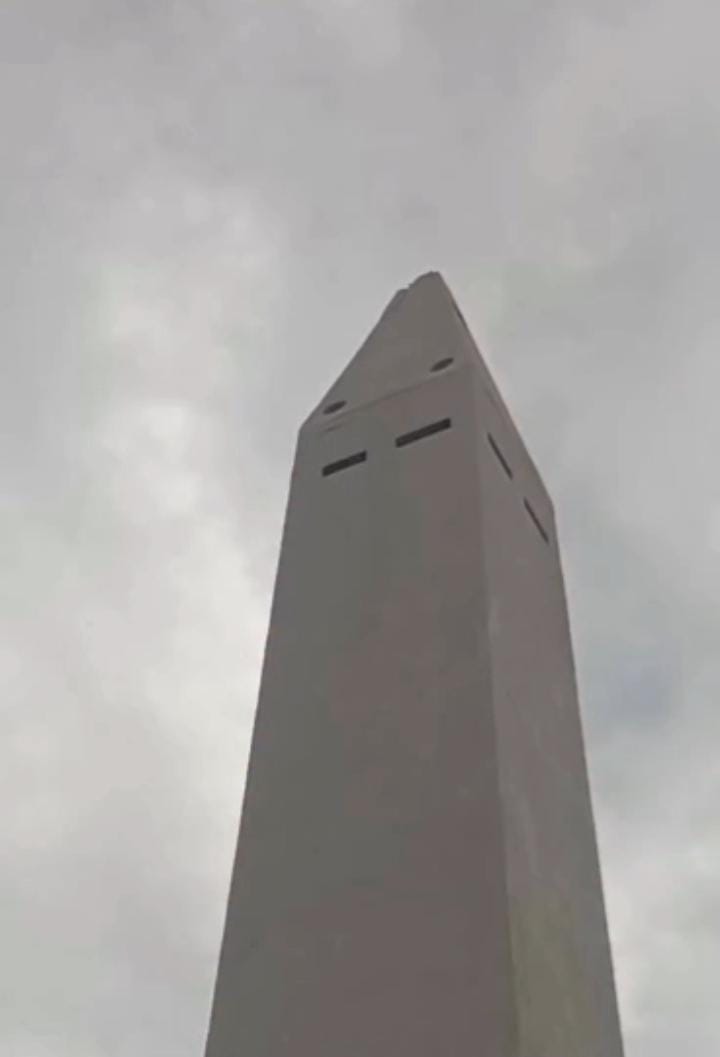 Vientos tumbaron la punta del obelisco de la Plaza de la República