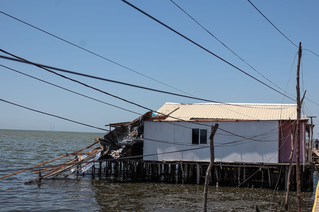 Alcaldía de Maracaibo atiende a familias de Santa Rosa de Agua afectadas por onda tropical