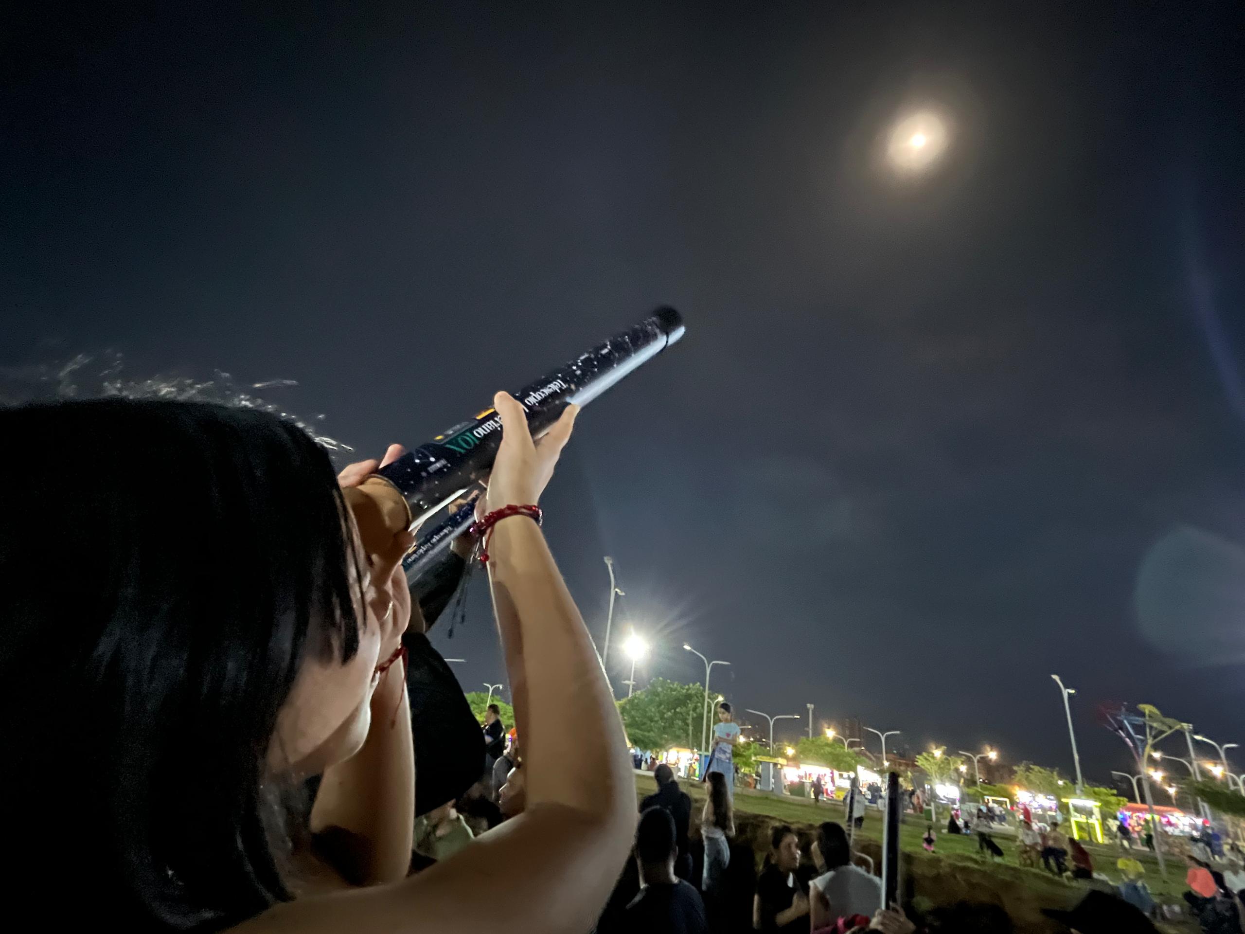 Espectaculo astronómico en el Parque Ana María Campos:El pueblo admiró impactado el eclipse parcial