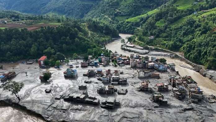 Casi 600 muertos tras la riada en Nepal