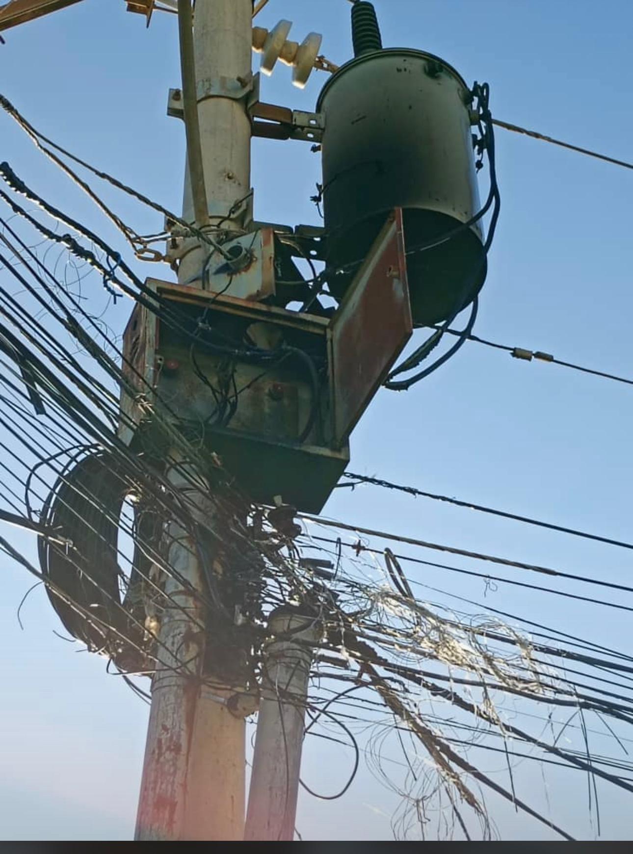 Vecinos de la Calle Paraguaipoa de Ziruma piden a gritos arreglen el transformador que explotó