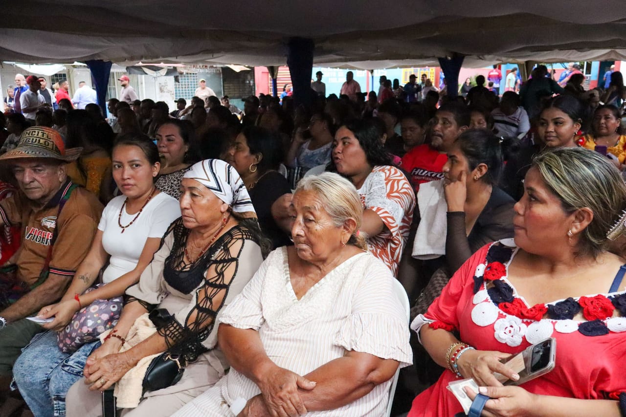 Alcalde Di Martino entregó certificados de bienhechurías a 172 comerciantes de La Curva de Molina