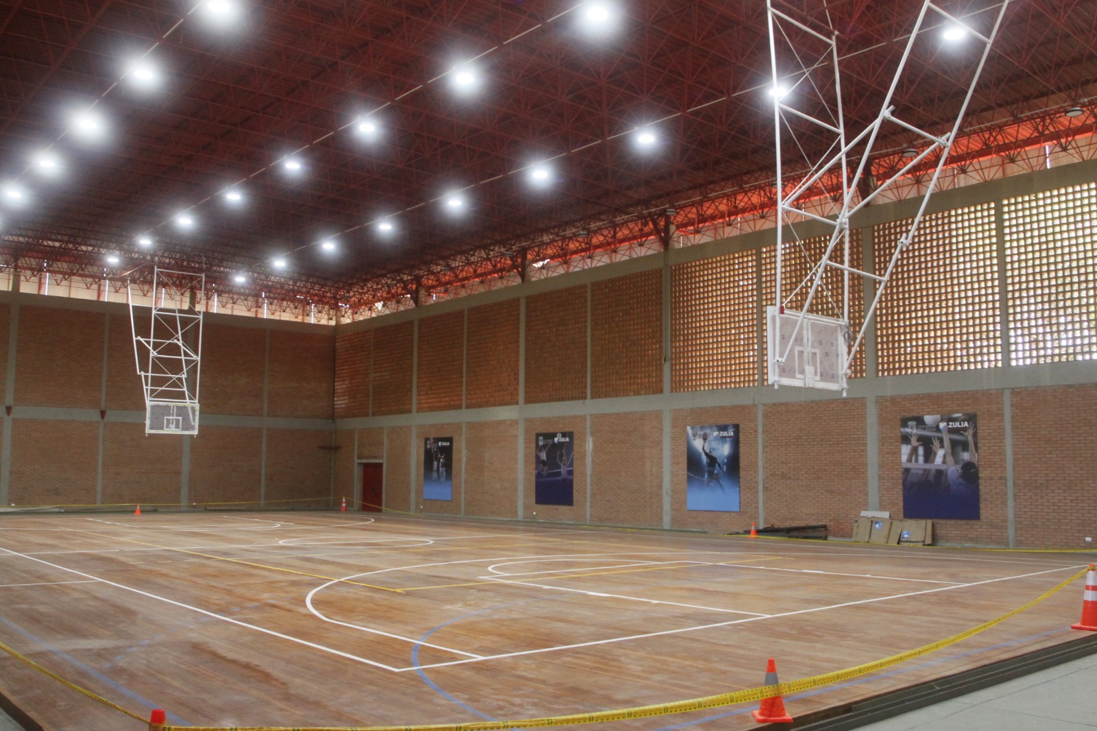 La Liga Superior de Baloncesto dará su salto entre dos en el gimnasio Borjas Romero de LUZ