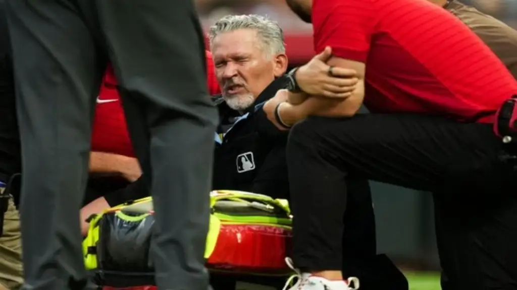 Alerta en Cincinnati: Umpire venezolano se desplomó