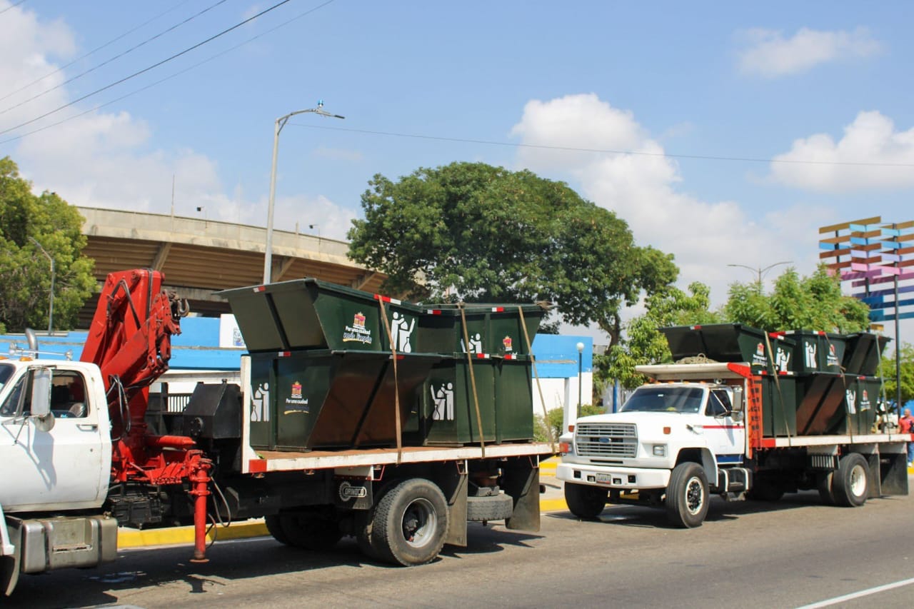 Alcaldía entregó a la ciudad 20 nuevos contenedores para la basura