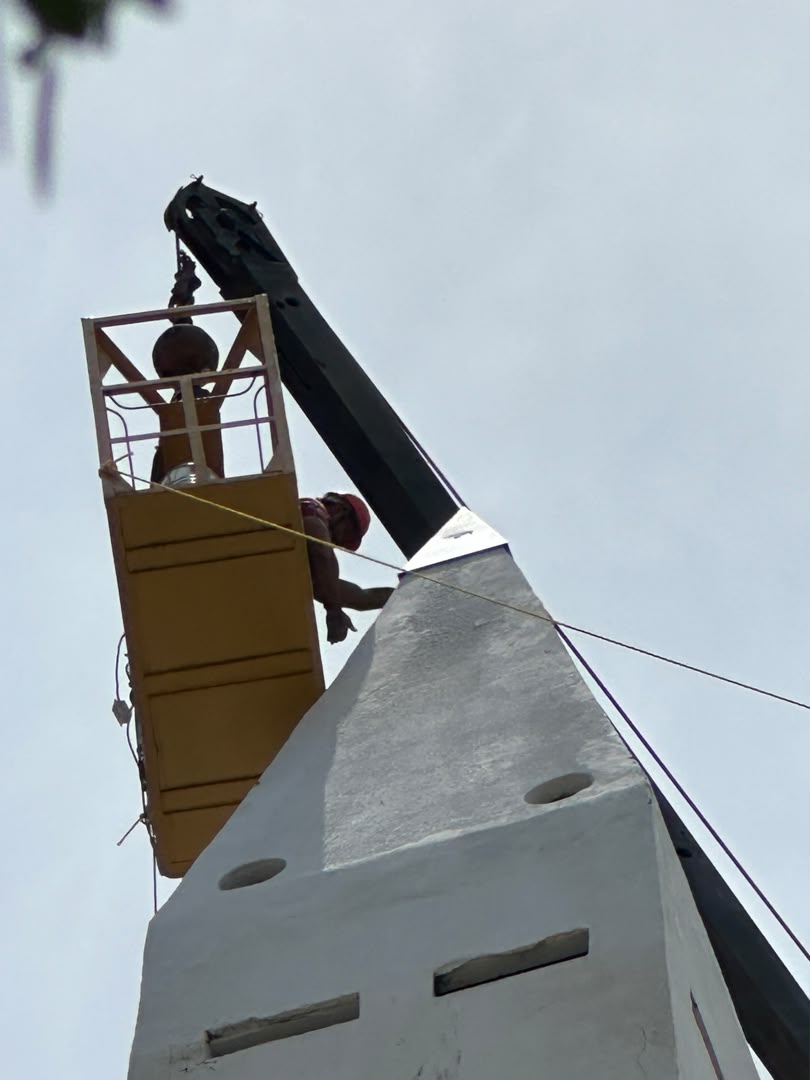 Instalado el Piramidión, la nueva punta del Obelisco de la Plaza de la República