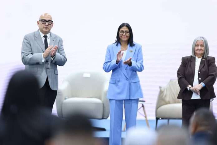 Presidenta Delcy: «Este premio de periodismo debe seguir así: la comunicación debe servir de plataforma a un país que busca un camino distinto»