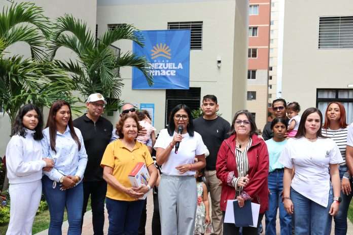 Más viviendas entregó presidenta Delcy a los afectados del doble terremoto