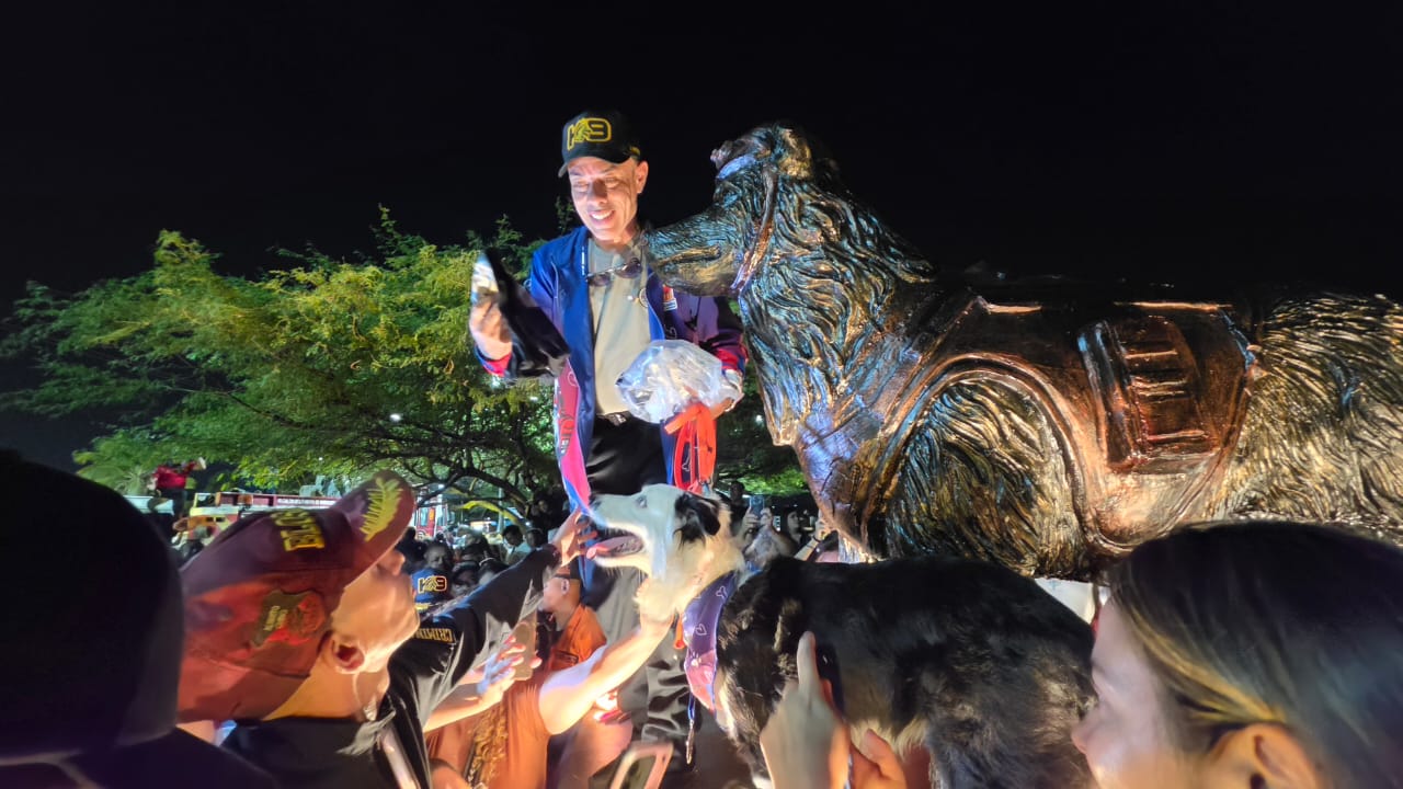  Di Martino develó estatua en honor a Tsunami: El «Ángel Canino» filmará una película