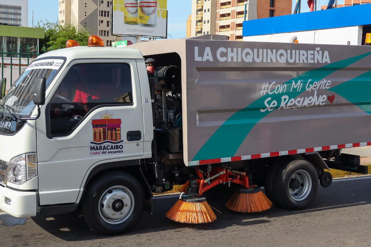 La Chiquinquireña y La Parroquiana, «Las Barredoras» que trajo Di Martino, recorren Maracaibo para tener una ciudad más limpia