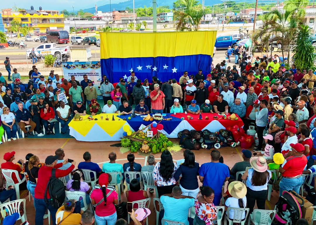 Comunas de Sucre reciben financiamiento para 11 proyectos comunitarios durante despliegue del gobernador Luis Caldera
