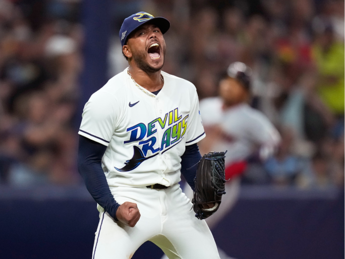 Freddy Peralta maniató a Guardianes y Tampa empató la serie